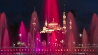 Masjid Biru memiliki banyak fitur seperti kubah, setengah kubah, dan menara yang ramping. Enam menara yang menjadi karakteristik masjid tersebut merupakan sesuatu yang tidak biasa dalam gaya arsitektur khas Ottoman. Empat menara terletak di setiap sudut masjid. Sementara dua lainnya yang berada di ujung halaman.  