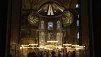 Selain Masjid Biru, ada juga Hagia Sophia yang selalu ramai oleh wisatawan.  