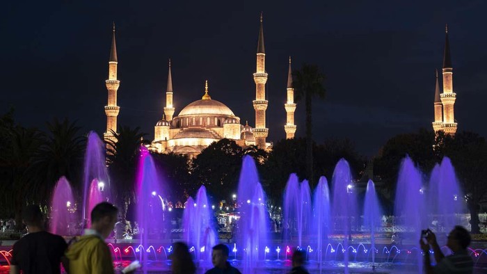 Menikmati Cahaya Masjid Biru Ottoman People visit the Byzantine-era Hagia Sophia mosque in Istanbul, Tuesday, Aug. 8, 2023. (AP Photo/Khalil Hamra)