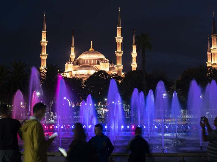 Menikmati Keindahan Cahaya Masjid Biru Ottoman