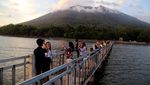Menikmati Senja dari Jembatan Dodoku di Pantai Kastela Ternate