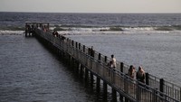 Jembatan tersebut memiliki panjang 147 meter itu dikelola oleh masyarakat setempat saat ini belum dikelolah Pemerintah setempat secara maksimal padahal berpotensi menjadi destinasi unggulan di daerah itu karena pengunjung dapat menikmati matahari terbenam (sunset) serta panorama lautan lepas.