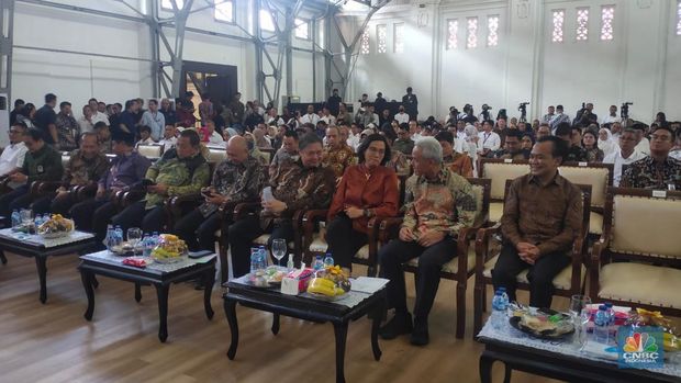 Menko Perekomian, Airlangga Hartarto (Kiri), Menteri Keuangan Sri Mulyani, dan Ganjar Pranowo (Kanan) saat menghadiri Penganugerahan KUR Award dan Penyaluran KUR untuk UMKM. (CNBC Indonesia/Rosseno Aji Nugroho)