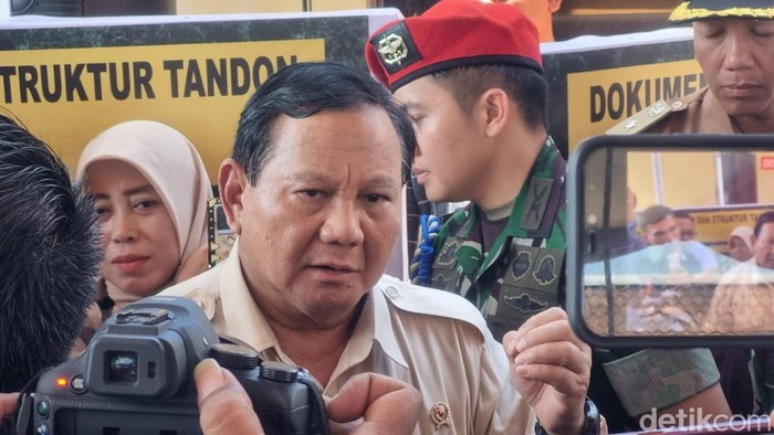 Menteri Pertahanan Prabowo Subianto di sela peresmian sumur bor di Kalurahan Wareng, Kapanewon Wonosari, Kabupaten Gunungkidul, Rabu (9/8/2023).