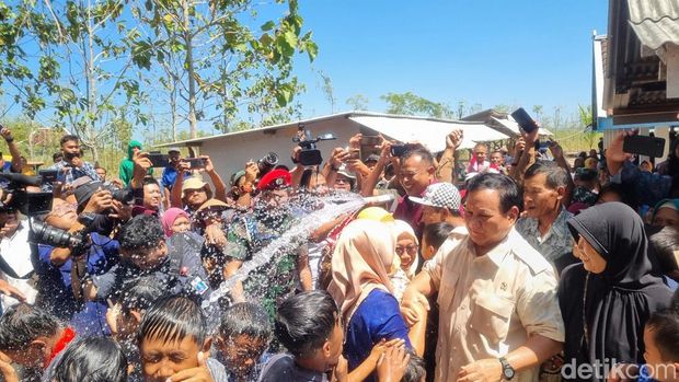 Menteri Pertahanan Prabowo Subianto saat bermain air dengan anak-anak di sumur bor baru, Kalurahan Wareng, Wonosari, Gunungkidul, Rabu (9/8/2023).