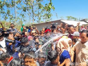 Beri Sumur Bor, Prabowo Dapat Pantun dari Warga Gunung Kidul