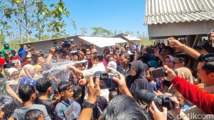 Menteri Pertahanan Prabowo Subianto saat bermain air dengan anak-anak di sumur bor baru, Kalurahan Wareng, Wonosari, Gunungkidul, Rabu (9/8/2023).