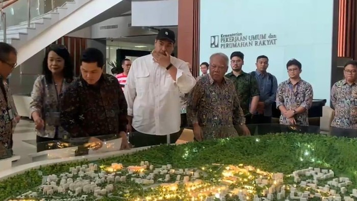 Menteri PUPR Basuki Hadimuljono, Menpora Dito Ariotedjo dan Ketua Umum PSSI Erick Thohir menggelar rapat koordinasi agenda percepatan perbaikan dan pembangunan stadion untuk Piala Dunia FIFA U-17  di kantor Kementerian PUPR.