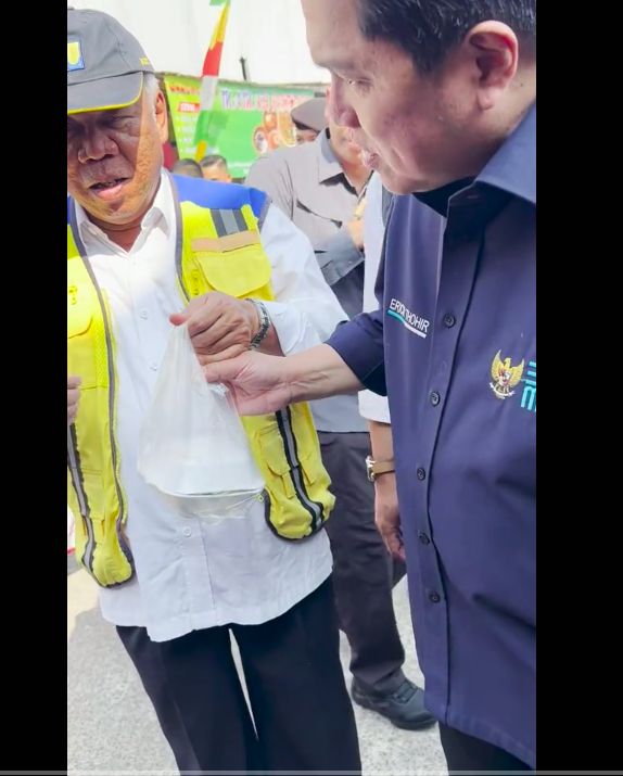 Menteri PUPR Basuki jajan tutut di pasar Parungkuda