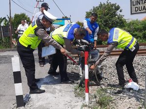 Pemotor Terluka Usai Terpelanting Tertabrak Kereta di Lamongan