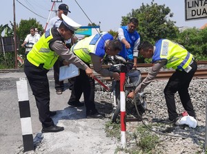 Pemotor di Lamongan Tertabrak Komuter hingga Terpelanting Tapi Selamat