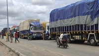 Truk kargo terdampar di perbatasan antara Nigeria dan Niger di Jibia, Nigeria, Senin (7/8/2023).