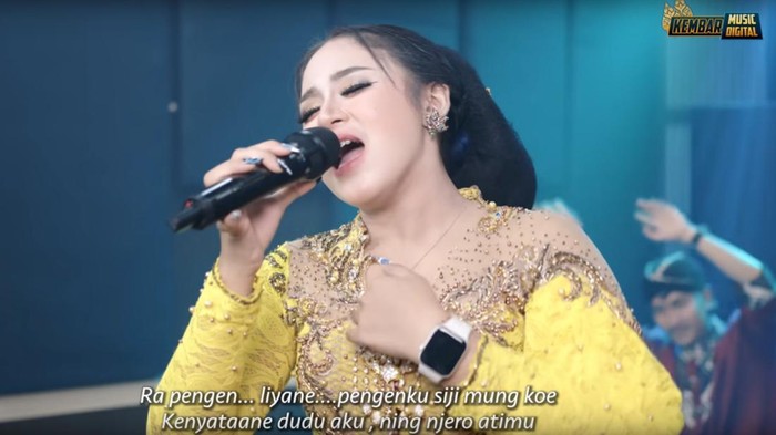 Penikmat campursari merapat! Niken Salindry menyanyikan lagu berjudul Dumes. Berikut ini lirik dan terjemahannya.
