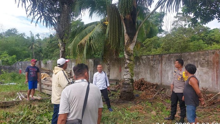 Polisi mendatangi lokasi pria berinisial YU (35) di Nunukan, Kaltara disambar petir.