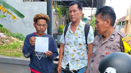 Dominggus Kaka, pelaku keributan yang sempat membawa pisau sambil mabuk (kiri), menunjukkan surat permohonan maaf dan pernyataan tidak mengulangi perbuatannya, Rabu (9/8/2023).