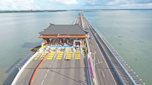 Pembangkit Listrik Tenaga Surya (PLTS) di Jalan Tol Bali-Mandara (Dok PTBA)
