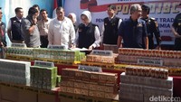 Namun demikian, produsen jamu ilegal tersebut belum ditemukan. BPOM tengah mengejar produsen jamu ilegal tersebut.