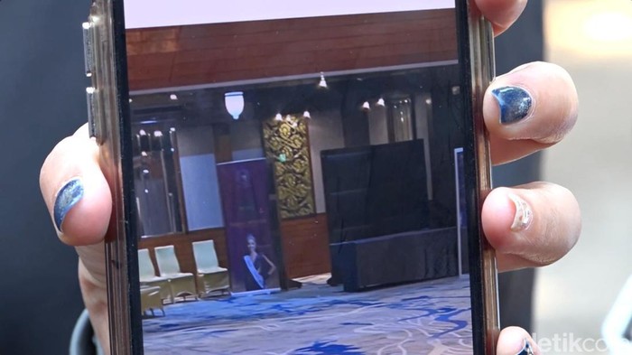 Pengacara menunjukkan foto lokasi body checking finalis Miss Universe 2023