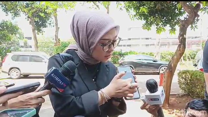 Pengacara menunjukkan foto lokasi body checking finalis Miss Universe 2023