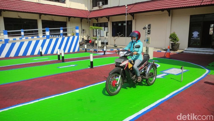 Penyandang disabilitas lulus dengan lintasan baru ujian praktik SIM
