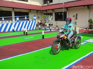 Senyum Difabel Lulus Ujian Praktik SIM Polres Malang Berkat Lintasan Baru