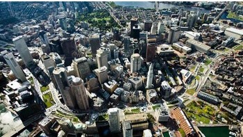 Jalan layang di Boston dipindahkan di bawah tanah.  Di atasnya dibuat ruang hijau. Perbedaan 1990-an vs 2010-an. Foto: Reddit