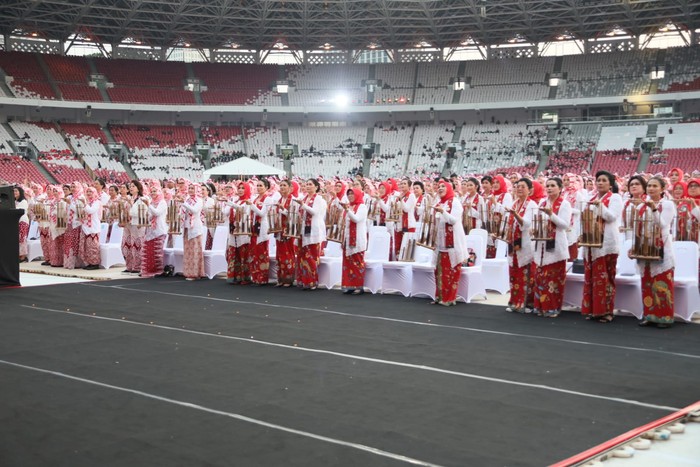Pergelaran angklung yang diinisiasi oleh Organisasi Aksi Solidaritas Era Kabinet Indonesia Maju (OASE KIM) atas prakarsa Ibu Negara Iriana Joko Widodo berhasil memecahkan rekor dunia Guinness World Records (GWR)