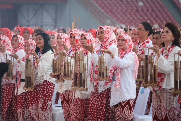 Pergelaran angklung yang diinisiasi oleh Organisasi Aksi Solidaritas Era Kabinet Indonesia Maju (OASE KIM) atas prakarsa Ibu Negara Iriana Joko Widodo berhasil memecahkan rekor dunia Guinness World Records (GWR)