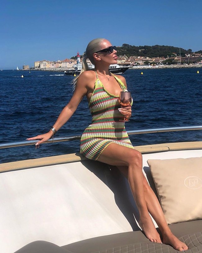 Wanita ini menjalani impianku, POV: pekerjaan impian, Ini adalah lelucon, Pekerjaan utamaku adalah mencoba mengurus anak-anak dengan dana £30.000 per tahun, Pasti sangat sulit, tulis netizen. Foto: Instagram