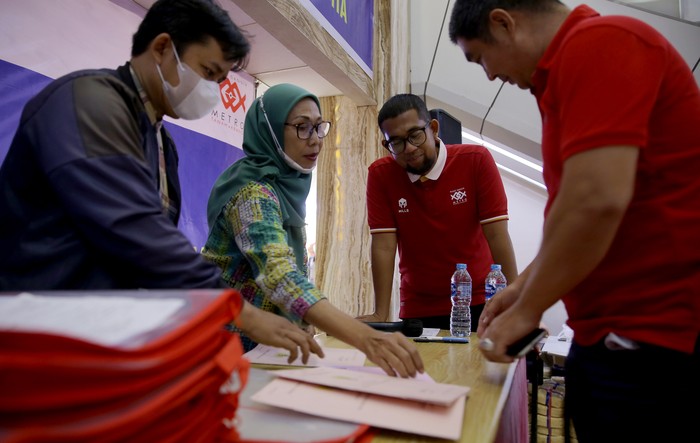Perpanjangan Sertifikat Hak Milik, Para Pedagang PGMTA Gembira Kabar gembira bagi para Penghuni Rumah Susun Non Hunian (PPRSNH) di Pusat Grosir Metro Tanah Abang (PGMTA). Perpanjangan itu diserahkan langsung ke pedagang gratis.