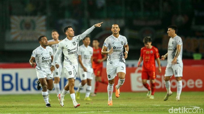 Persija Jakarta dan Borneo FC Samarinda bertanding di Stadion Patriot Chandrabhaga, Bekasi, Jawa Barat, Rabu (9/8/2023).