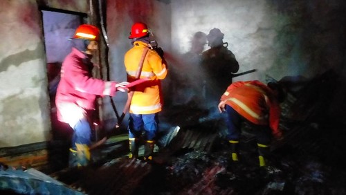 Petugas Damkartan Karangasem saat memadamkan api di sebuah laundry di Desa Tianyar Barat, Selasa malam (8/8/2023).