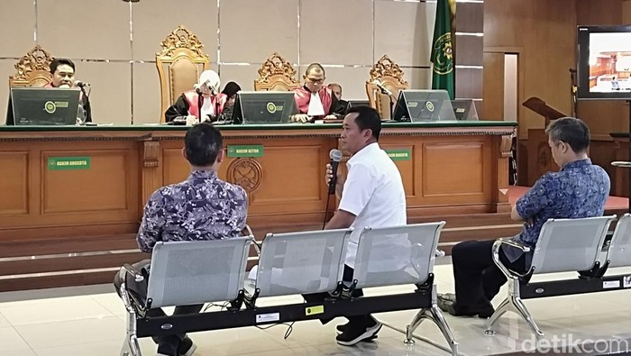 Plh Walkot Bandung Ema Sumarna saat jadi saksi di sidang kasus suap Bandung Smart City.