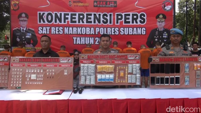 Polisi memamerkan barang bukti kasus peredaran narkotika di Subang