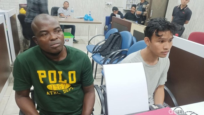 Polisi menangkap 1 WN Nigeria dan 2 WNI terkait kasus penipuan di Batam.