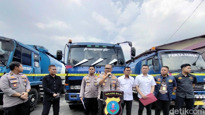Polisi mengamankan 3 truk tangki karena diduga terlibat dalam penyalahgunaan bbm bersubsidi