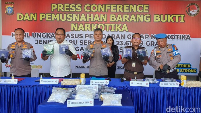 Polisi menunjukkan barang bukti di Mapolda Riau. (Raja Adil Siregar/detikSumut)