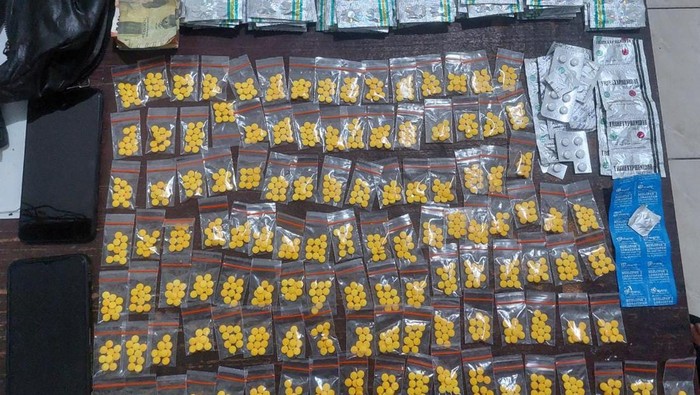 Polres Metro Tangerang Kota mengamankan 5.509 butir obat terlarang daftar G dari beberapa toko obat dan komestik (dok. Ist)