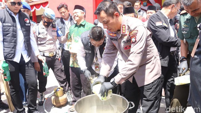 Polresta Barelang memusnahkan barang bukti sabu jaringan internasional.