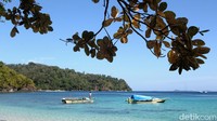 Pantai Pulisan yang berada di Kawasan Ekonomi Khusus (KEK) Pariwisata Likupang merupakan salah satu pantai yang termasuk dalam Destinasi Super Prioritas (DSP), memiliki keindahan alam pasir putih dan bukit savana serta menawarkan aktivitas wisata hiking, selam permukaan, dan menyelam.