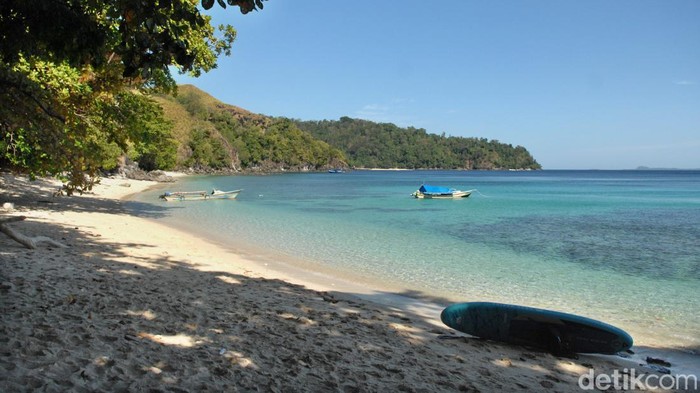 Perahu nelayan ditambatkan di pesisir Pantai Pulisan di Minahasa Utara, Sulawesi Utara, Rabu (9/8/2023). Pantai Pulisan yang berada di Kawasan Ekonomi Khusus (KEK) Pariwisata Likupang merupakan salah satu pantai yang termasuk dalam Destinasi Super Prioritas (DSP), memiliki keindahan alam pasir putih dan bukit savana serta menawarkan aktivitas wisata hiking, selam permukaan, dan menyelam. ANTARA FOTO/Adwit B Pramono/tom.