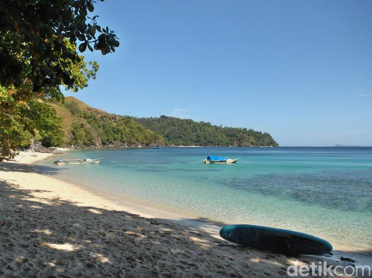 Keindahan Alam Pasir Putih dan Bukit Savana di Pantai Pulisan