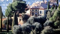 Villa Leopalda - Prancis. Kediaman paling mahal di Eropa ada di Villa Leopalda yang berada di antara Monaco dan Nice. Hunian mewah ini awalnya dimiliki oleh King Leopold II of Belgium yang kemudian turun dimiliki oleh berbagai pemilik elit. Vila ini memiliki kolam renang, kebun yang luas dan membutuhkan 50 tukang kebun untuk merawatnya. Vila ini diperkirakan memiliki nilai hingga US$ 750 juta atau sekitar Rp 11,2 triliun. 