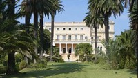 Villa Les Cèdres - Prancis. Bangunan ini sudah berdiri sejak 1830 dan sempat dimiliki oleh King Leopold II of Belgium. Namun demikian, rumah besar ini didapatkan oleh Campari Group dari Italia pada 2016 dan dijual ke miliuner dan pebisnis asal Ukraina, Rinat Akhmetov pada 2019. Pada rumah ini, terdapat banyak sekali kamar dan tempat bersama (communal space) serta memiliki kolam renang yang ukurannya untuk olimpiade, ballroom, bahkan kandang kuda yang dapat menampung 30 ekor kuda. Diperkirakan bangunan ini seharga US$ 450 juta atau sekitar Rp 6,7 triliun. 