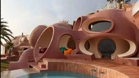 Les Palais Bulles - Prancis. Rumah mewah ini memiliki desain yang sangat unik! Les Palais Bulles atau Bubble Palace berbentuk seperti gelembung besar berwarna terakota. Jika kalian masuk ke dalamnya, akan ada tempat tidur yang berbentuk silinder, kolam renang, dan karya seni. Selain itu, terdapat amphitheater terbuka berkapasitas 500 tempat duduk di bagian bukit dengan pemandangan laut mediterania. Diperkirakan bangunan ini memiliki harga US$ 420 juta atau sekitar Rp 6,3 triliun. 