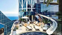 The Odeon Tower Penthouse - Monaco. Bangunan ini dikenal sebagai flat atau rumah susun paling mahal di dunia yang berada di atas gedung pencakar langit setinggi 560 kaki. Bangunan ini memiliki luas 38.000 kaki persegi yang terdiri dari 5 lantai, dengan 5 dapur pada setiap lantai. Selain itu, juga ada lantai dansa, kamar mandi mewah, bahkan kamar tidur untuk para staf. Adapun, flat ini dihargai sekitar US$ 330 juta atau sekitar Rp 4,9 triliun. 