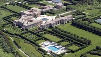 Four Fair Field Pond - Amerika Serikat. Four Fair Field Pond merupakan salah satu rumah mewah di Amerika Serikat yang dimiliki oleh pebisnis Ira Rennert. Rumah ini didesain untuk kalian yang mudah bosan berkat lahan yang luas dan berbagai fasilitas yang ada. Di dalamnya terdapat 18 kamar mandi, 21 kamar, 3 kolam renang, lapangan basket pribadi, tempat bowling, dan bioskop dengan kapasitas 164 tempat duduk. Selain itu, ada juga ruang makan sepanjang 91 kaki, ruang main biliar, 2 lapangan tenis dan squash, bahkan punya pembangkit listrik pribadi. Lapangan parkirnya dapat menampung hingga 100 mobil. Adapun, hunian ini diperkirakan memiliki harga US$ 250 juta atau Rp 3,7 triliun. 