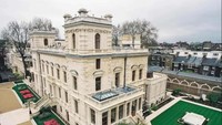 18-19 Kensington Gardens - Inggris. Menjadi salah satu jalan dengan hunian elit, Kensington Gardens terkenal dengan propertinya para miliuner. 18-19 Kensington Gardens dibeli pada tahun 1990-an seharga US$ 5 juta. Setelah renovasi bertahun-tahun dan investasi US$ 90 juta, hunian ini berubah dari hunian terabaikan menjadi impian para miliuner. Di dalamnya bahkan terdapat salon, kolam renang indoor, spa, sauna, hingga area parkir untuk 20 mobil. Rumah ini memiliki nilai sekitar US$ 222 juta atau sekitar Rp 3,3 triliun.  