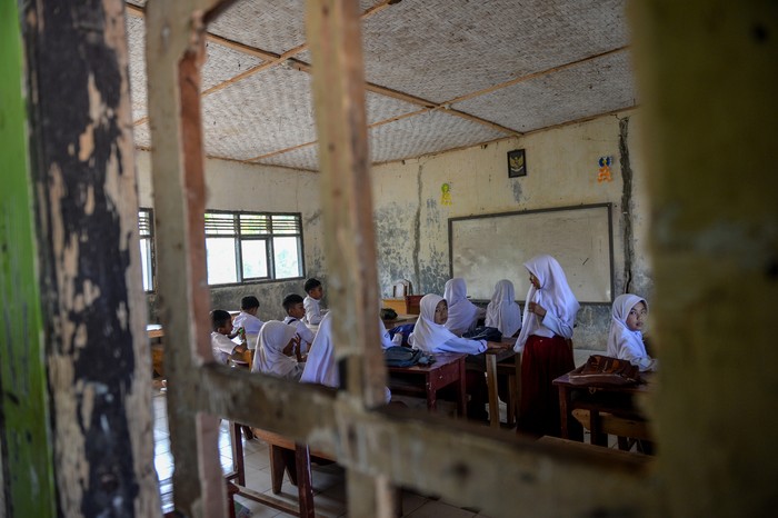 Siswa mengikuti kegiatan belajar mengajar di SDN Padawaras, Sukaluyu, Cikadu, Kabupaten Cianjur, Jawa Barat, Rabu (9/8/2023). Guru di sekolah tersebut menyatakan, SDN Padawaras terakhir mendapatkan bantuan DAK dari Pemerintah Kabupaten Cianjur pada  2011, sementara itu keterbatasan ruangan belajar membuat para siswa di sekolah itu harus belajar secara bergantian. ANTARA FOTO/Raisan Al Farisi/aww.