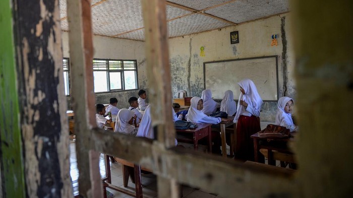 Siswa mengikuti kegiatan belajar mengajar di SDN Padawaras, Sukaluyu, Cikadu, Kabupaten Cianjur, Jawa Barat, Rabu (9/8/2023). Guru di sekolah tersebut menyatakan, SDN Padawaras terakhir mendapatkan bantuan DAK dari Pemerintah Kabupaten Cianjur pada  2011, sementara itu keterbatasan ruangan belajar membuat para siswa di sekolah itu harus belajar secara bergantian. ANTARA FOTO/Raisan Al Farisi/aww.